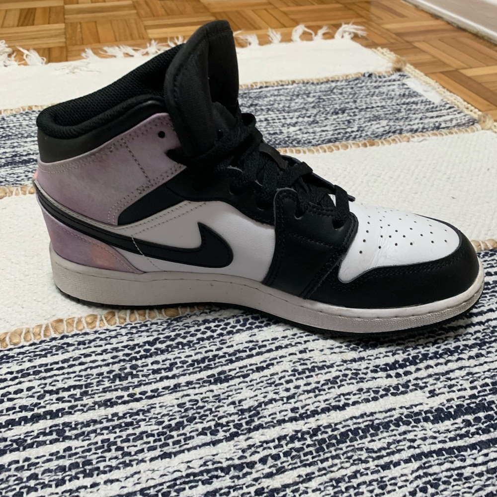 Nike Women's Black, White, and Pink Sneakers